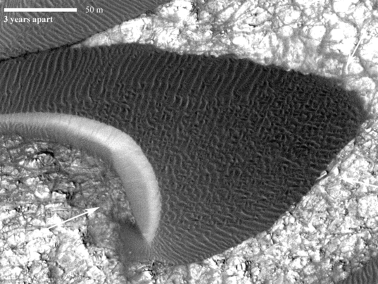 Advancing dune in Nili Patera, Mars