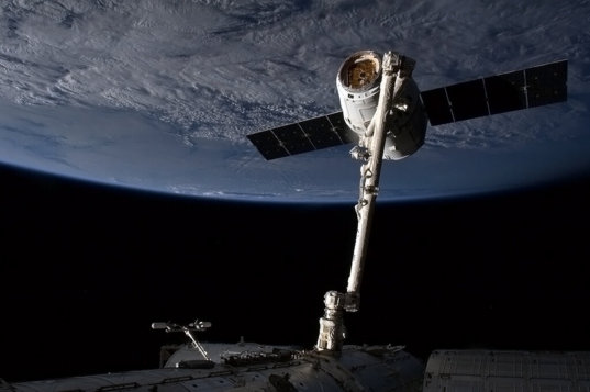 Dragon grappled by Canadarm2