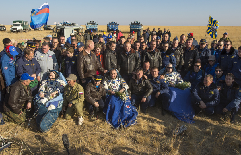 Expedition 40 crew with recovery forces