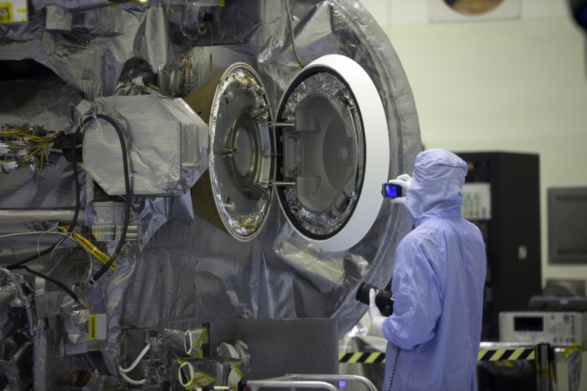 Inspecting the inside of the OSIRIS-REx sample return capsule