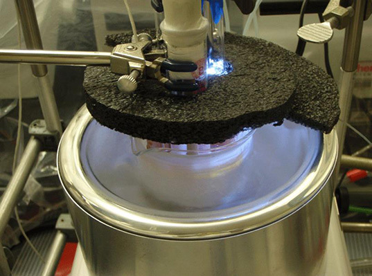 Apparatus for measuring solubilities under Titan conditions