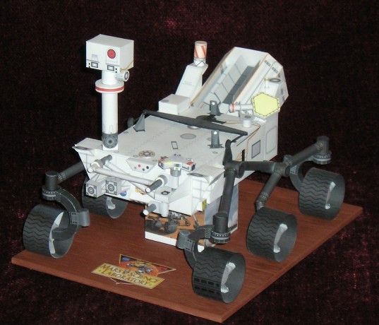 Paper model of Curiosity rover