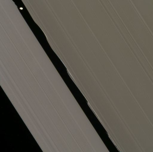 Daphnis and its wakes