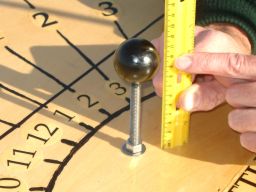 The center of the gnomon should be 8 centimeters above the board
