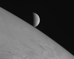 Europa rises