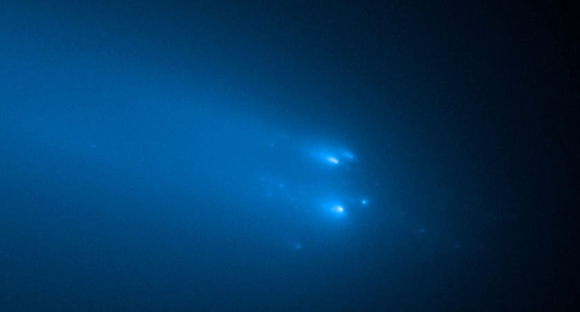 Comet ATLAS Breaks Apart