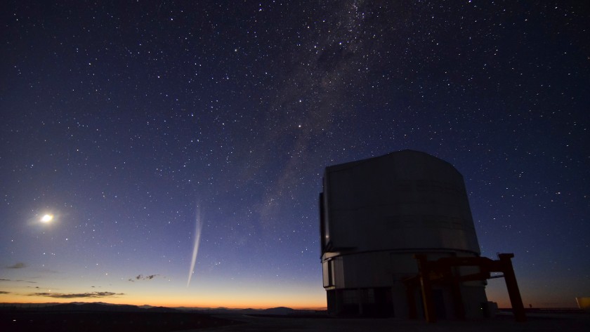 Comet Lovejoy over Paranal