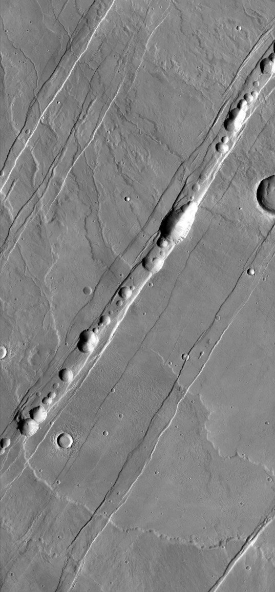 Chain of pits (including a heart) within Acheron Catena