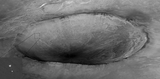 Phoenix spotted by HiRISE against Heimdall crater as it descends