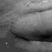 Phoenix spotted by HiRISE against Heimdall crater as it descends