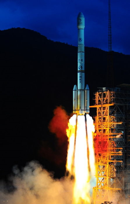 Chang'E 2 launches