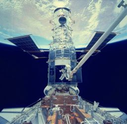 Astronauts enter Hubble