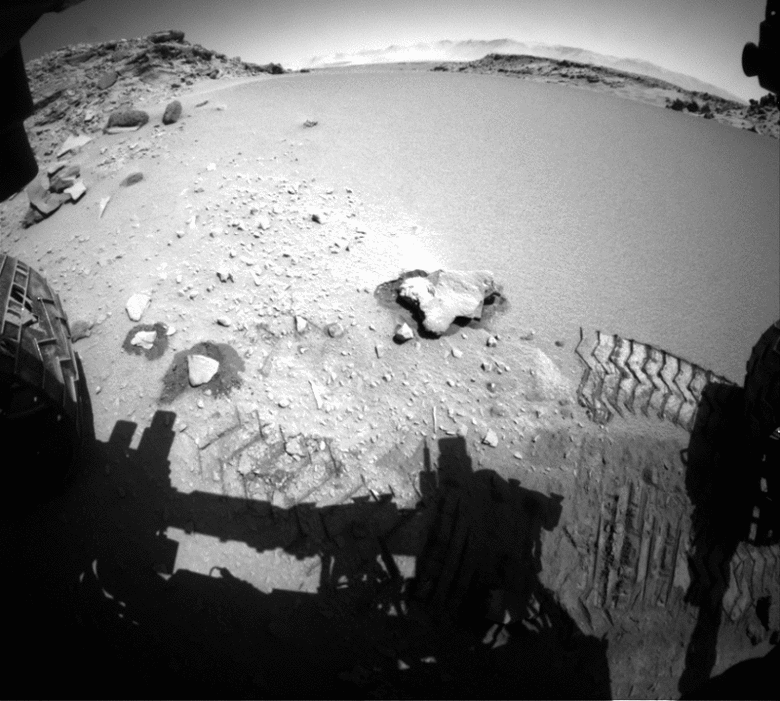Curiosity climbs a dune, sol 533