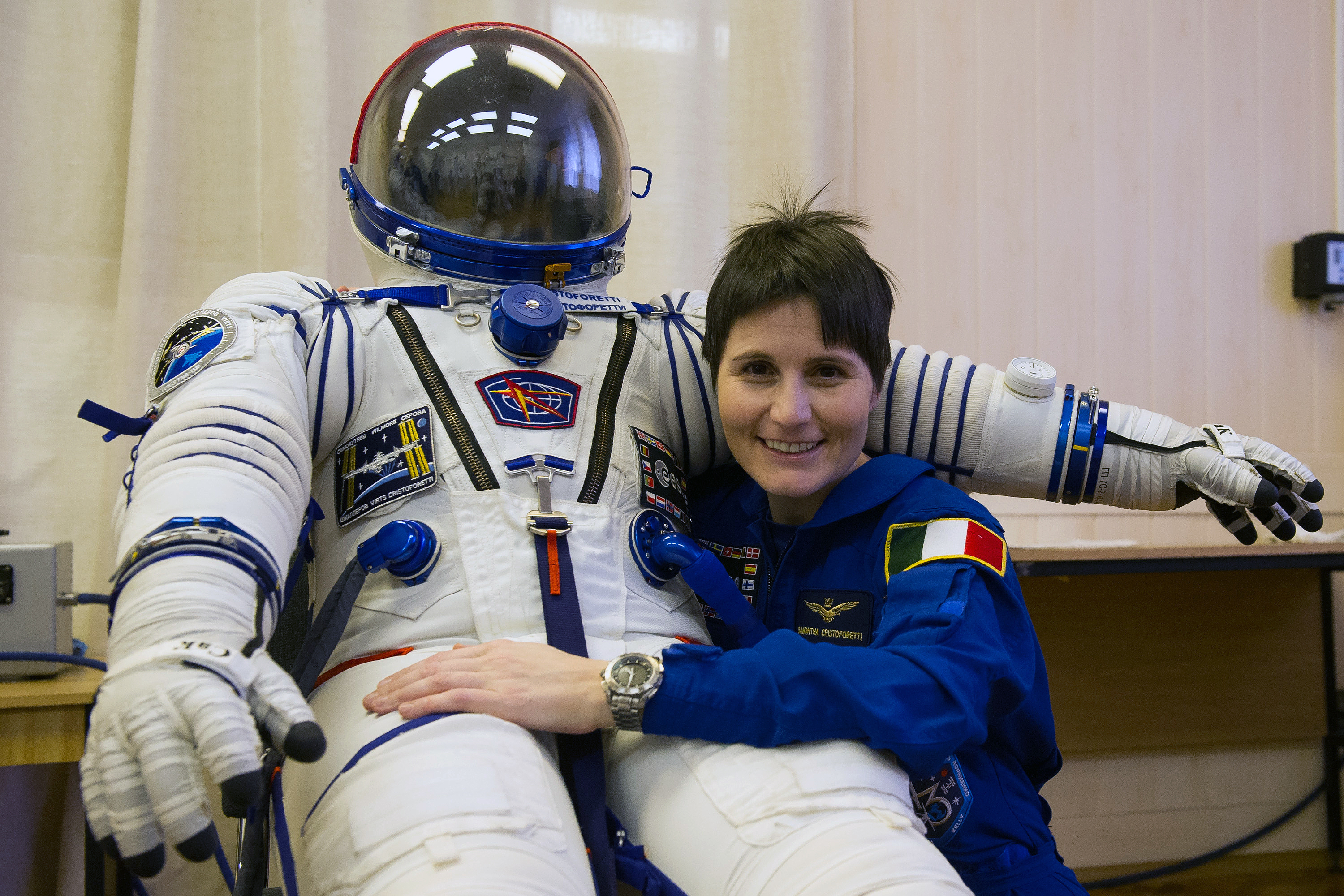Самый молодой астронавт. Саманта Кристофоретти. Саманта Кристофоретти, Италия. Итальянская астронавт Саманта Кристофоретти. Космонавт скафандр Саманта Кристофоретти.