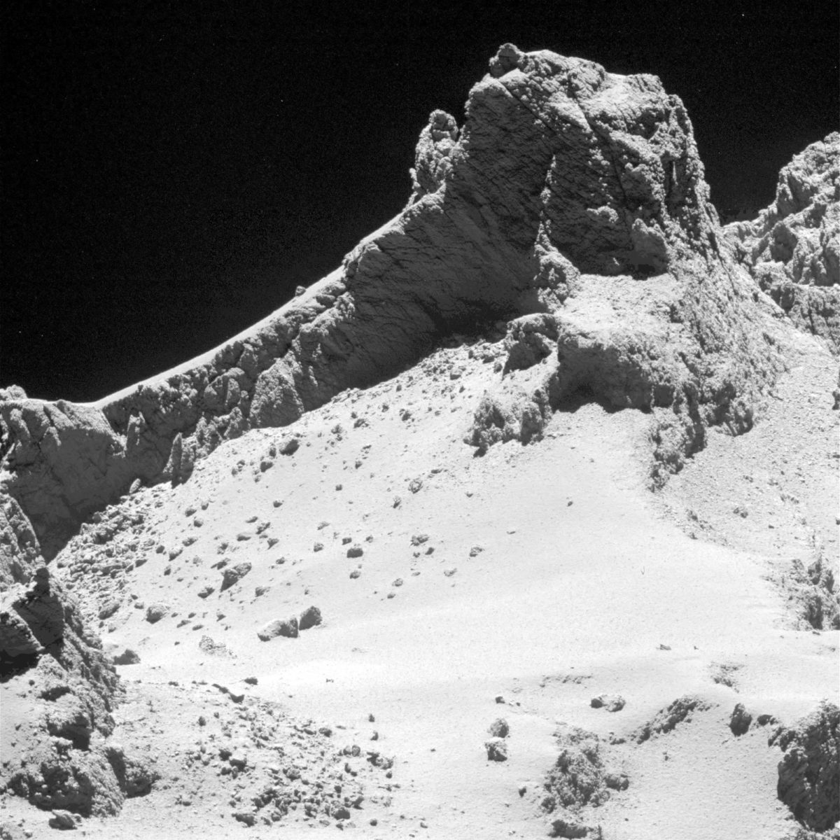 之前和之后:阴影 Churyumov-Gerasimenko 悬崖上的裂缝