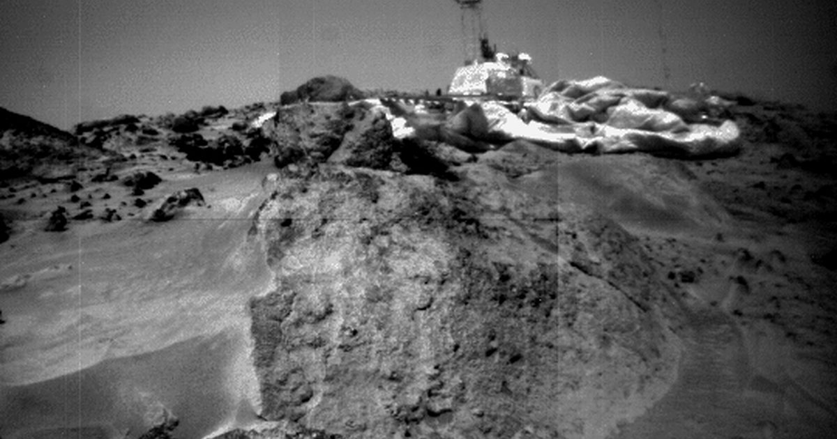 Pathfinder viewed from Sojourner, sol 33 | The Planetary Society