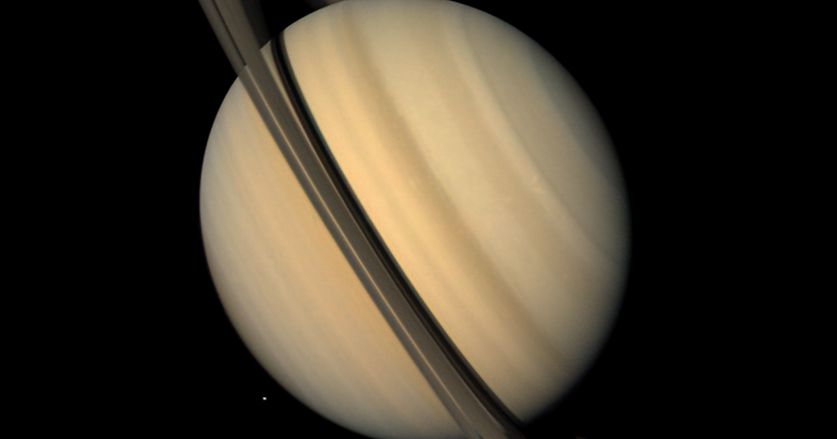 voyager 2 saturn earth