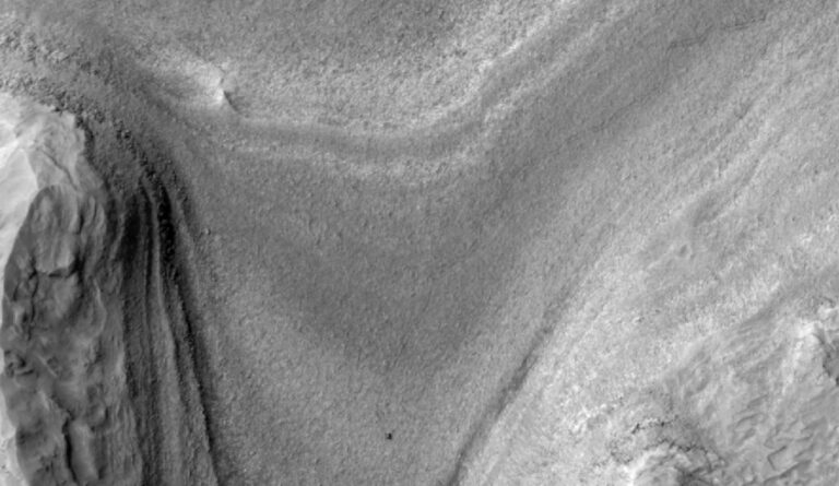 Curiosity driving on Mars from HiRISE | The Planetary Society